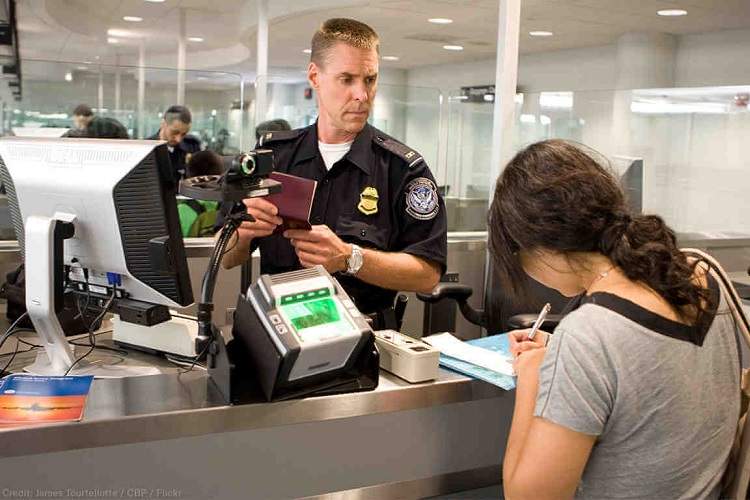 آمریکا بررسی پنج سال سابقه شبکههای اجتماعی مسافران خارجی را الزامی میکند