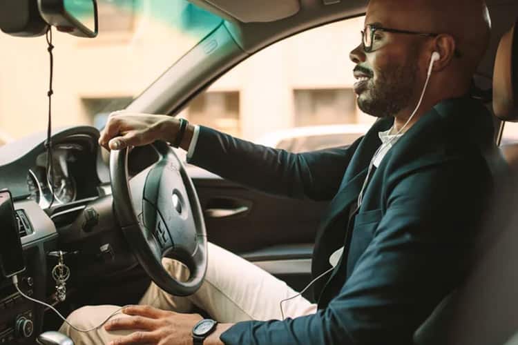 آیا استفاده از هدفون هنگام رانندگی ایمن است؟