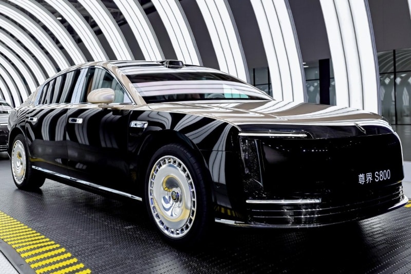 جت لی، بازیگر سرشناس چینی، دههزارمین دستگاه از خودرو لوکس هواوی S800 را دریافت کرد