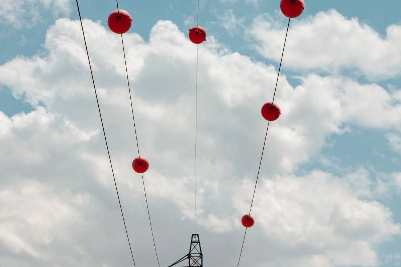 دلیل نصب توپهای نارنجی روی سیمهای انتقال برق چیست؟