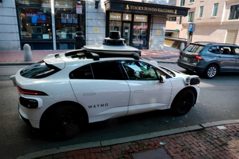 رانندگی تهاجمی تاکسی‌های خودران ویمو؛ جسارت یا بی‌احتیاطی؟