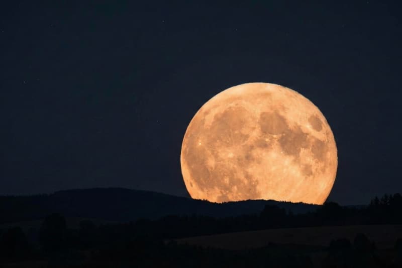 سومین ابرماه پیاپی سال از راه رسید؛ قرص بزرگ ماه آخر هفته در آسمان می‌درخشد