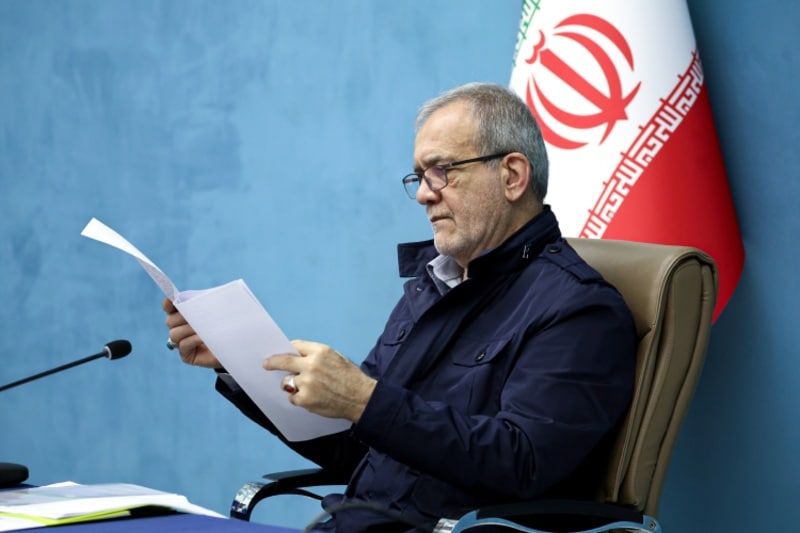 نامه ۱۸۰ اقتصاددان به پزشکیان درباره گرانی بنزین: ابتدا بودجه نهادهای خاص را حذف کنید