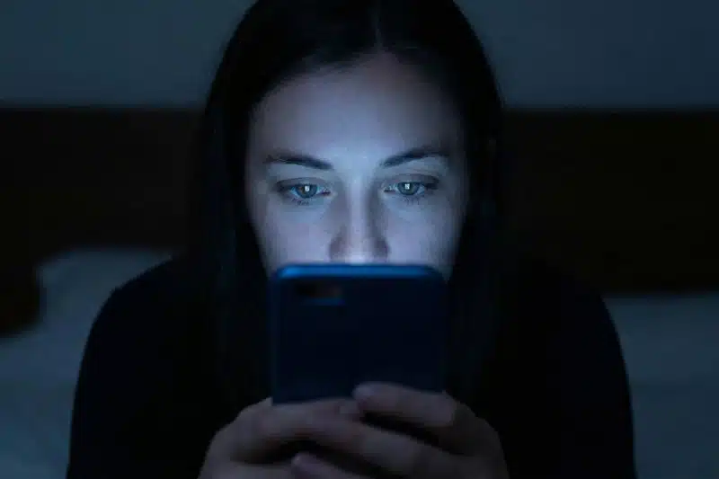 نگاهی علمی به زمان استفاده از نمایشگر: چقدر باید نگران اعتیاد به گوشی باشیم؟