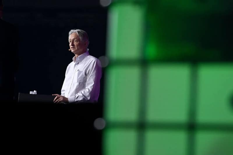 پدرخوانده هوش مصنوعی: گوگل در نبرد با OpenAI پیروز میشود