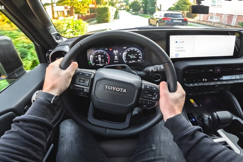 پشت فرمان لندکروزر ۲۰۲۵؛ ویدیو رانندگی با هیولای ژاپنی