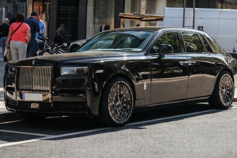 کار هوش مصنوعی نیست؛ این خودرو لوکس واقعا از رینگهای شبیه ساعت رولکس استفاده میکند