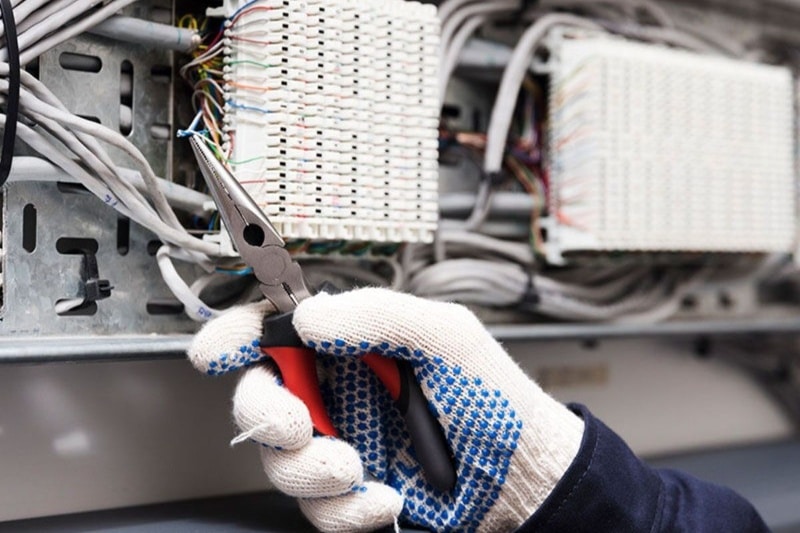 کارشناس اخراجی اداره مخابرات کابل برق و تلفن سرقت می‌کرد