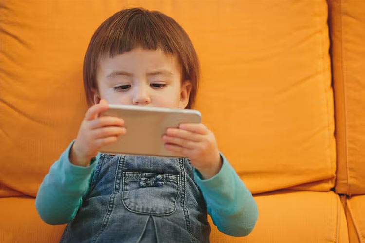 از خواب ناکافی تا افسردگی؛ پیامدهای نگرانکننده گوشی هوشمند برای کودکان