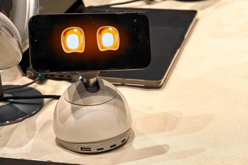 تبدیل آیفون به دستیار دوستداشتنی با یک شارژر عجیب!