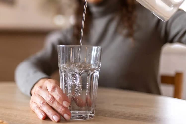 آب گرم و کاهش وزن؛ یک عادت ساده صبحگاهی با پشتوانه علمی