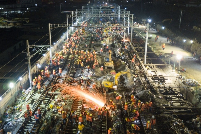 جهان خیره به چین؛ ساخت ایستگاه قطار فقط در ۹ ساعت! + ویدیو