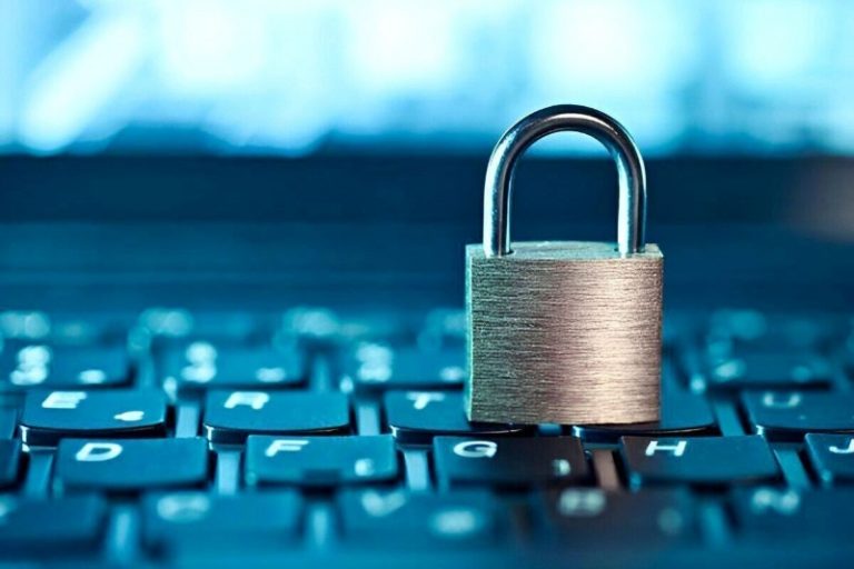 هاشمی‌طبا: فیلترینگ «خودتحریمی» است و تنها فیلترشکن‌فروش‌ها را منتفع می‌کند