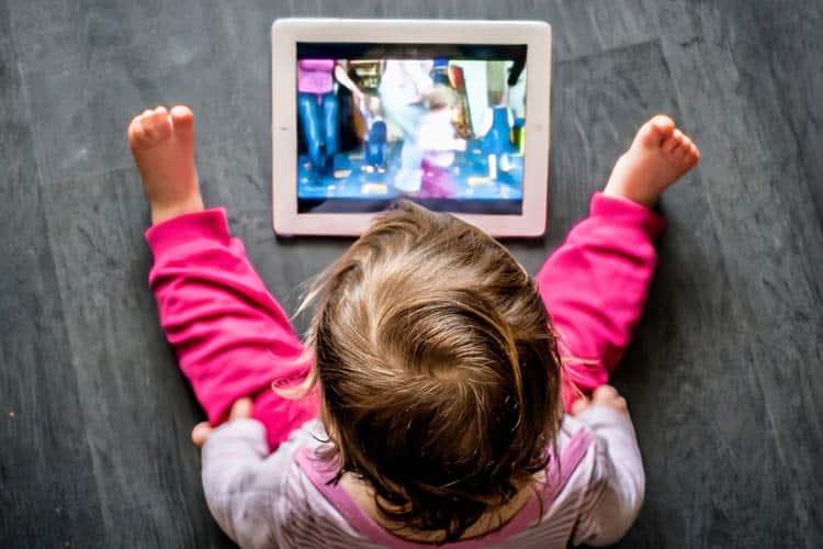 هشدار پژوهش جدید: صفحهنمایش رشد مغز کودک را تغییر میدهد