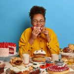 گرسنگی ذهنی چیست و چرا حتی در سیری غذا میخوریم؟