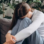 گریههای بیدلیل را جدی بگیرید؛ این عوامل پنهان ممکن است مقصر باشند