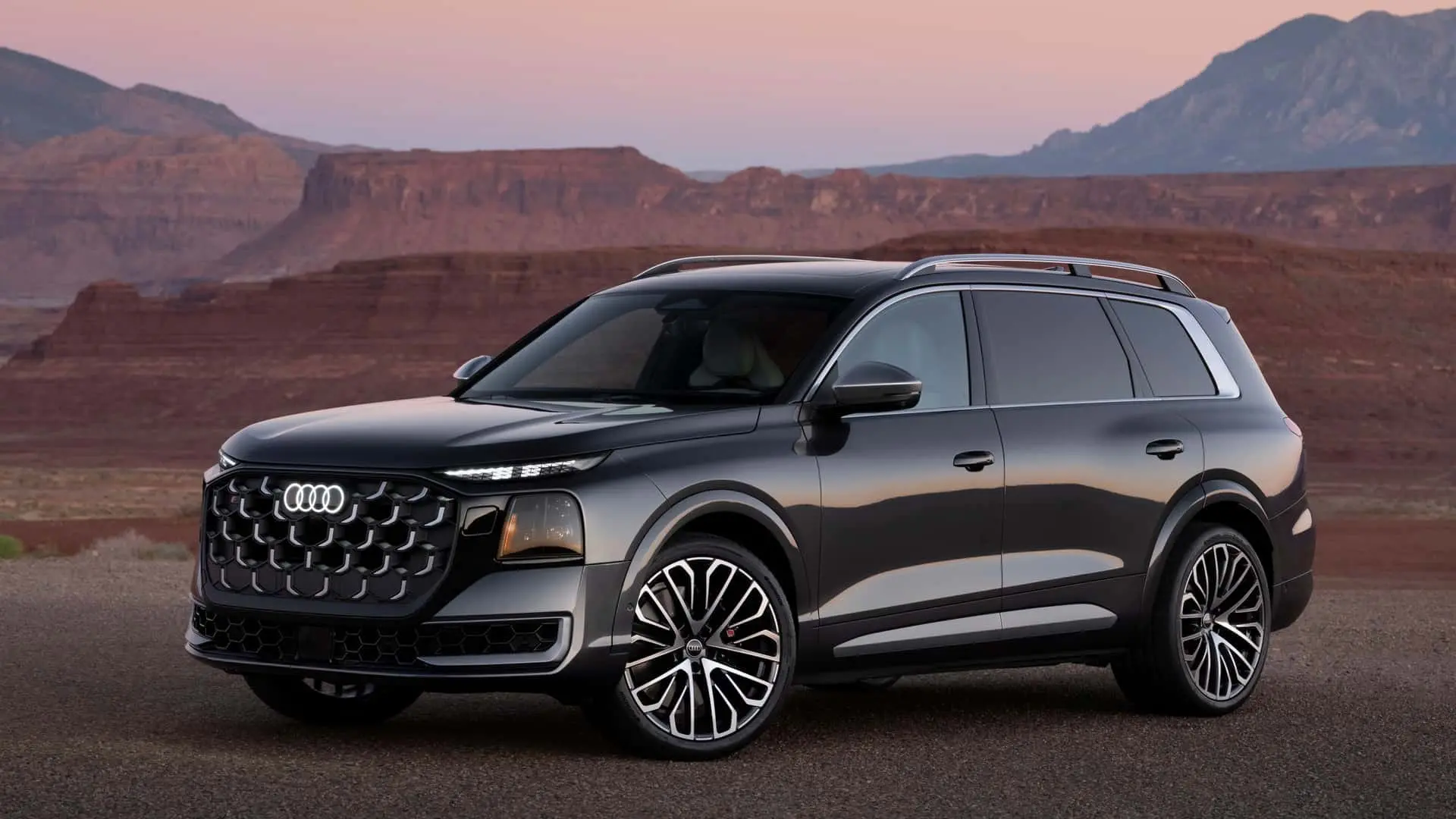 خودرو شاسی‌بلند آئودی (Audi) در مسیر کوهستانی در هنگام غروب
