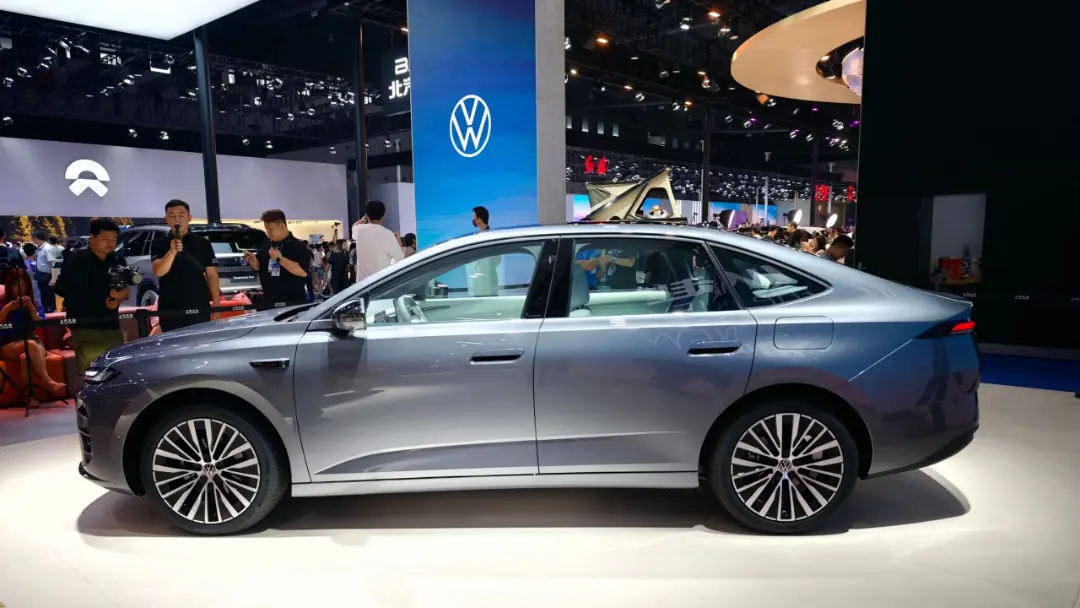 خودروی جدید فولکس‌واگن (Volkswagen) با رنگ نقره‌ای در نمایشگاه خودرو