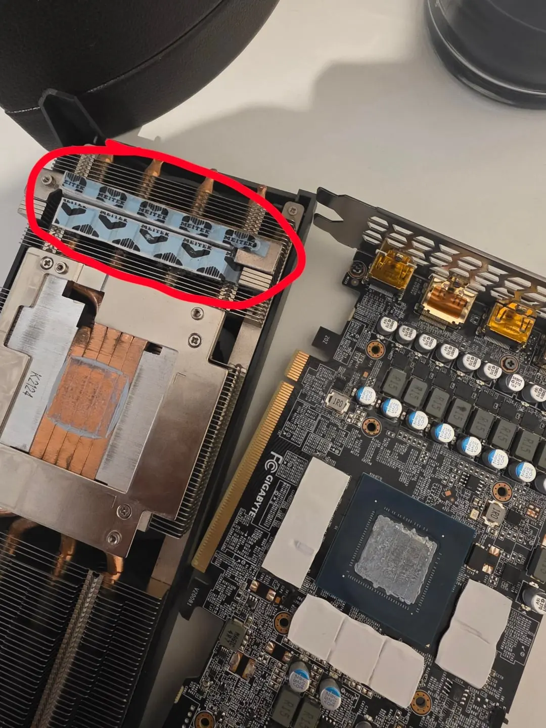 لایه پلاستیکی محافظ پشت تراشه کارت گرافیک گیگابایت RTX 3070
