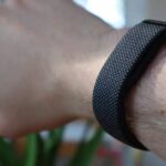 اپل با یک دستبند سلامتی بدون نمایشگر به جنگ Fitbit می‌رود
