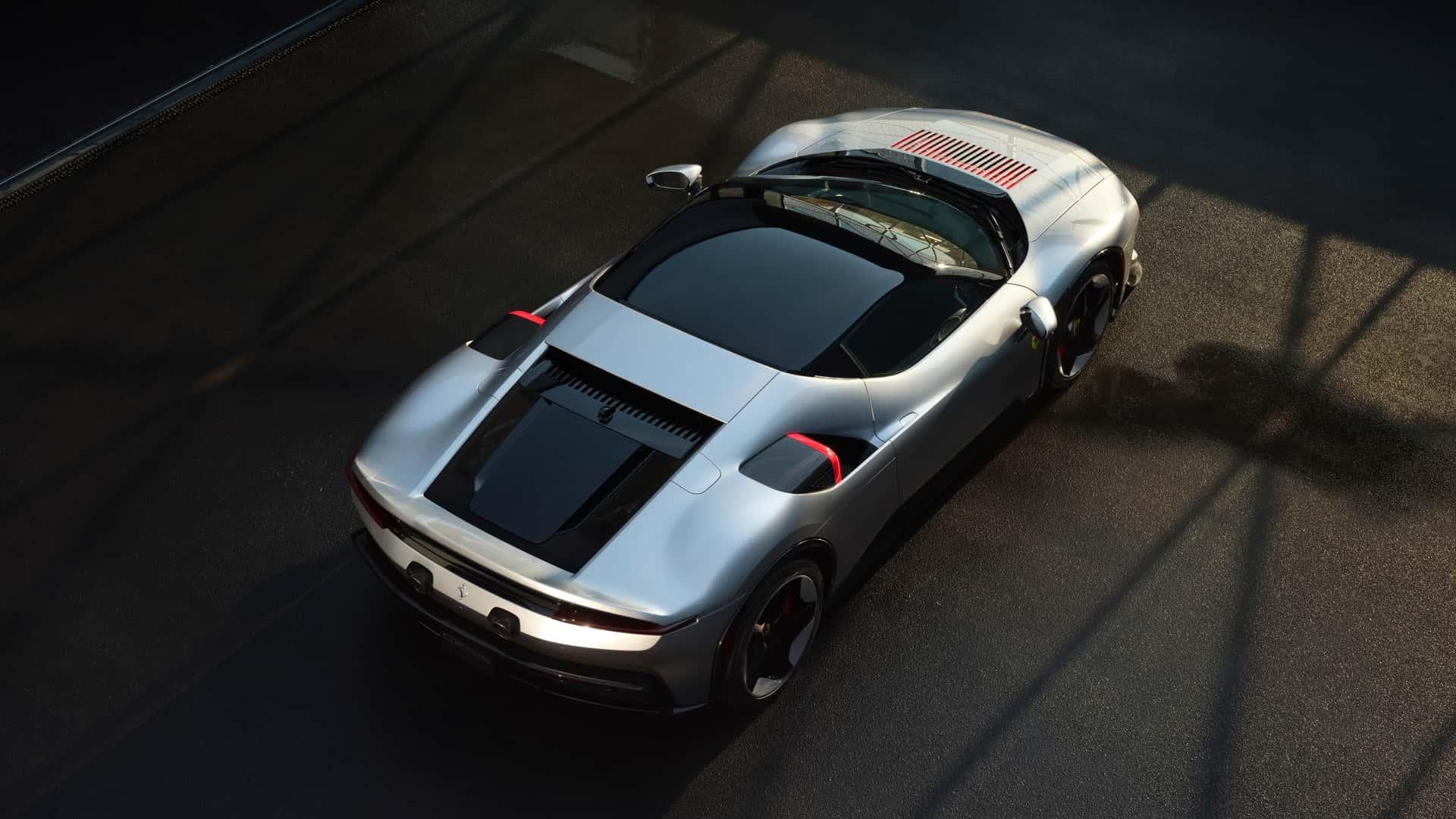 خودرو اسپرت فراری (Ferrari) CZ26 با رنگ نقره‌ای در فضای باز