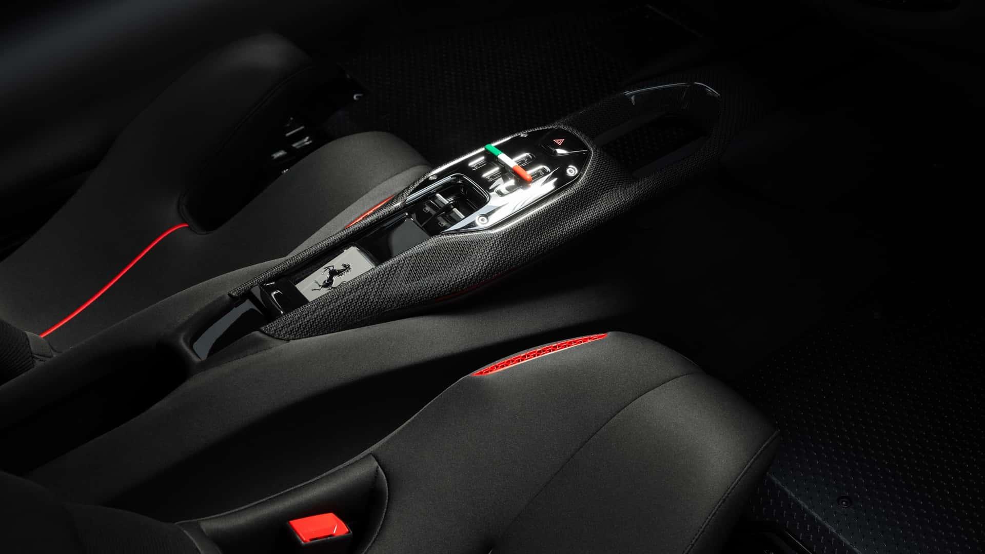 کنسول میانی و بخش کنترل‌های داخلی خودروی فراری (Ferrari) با تزئینات کربن