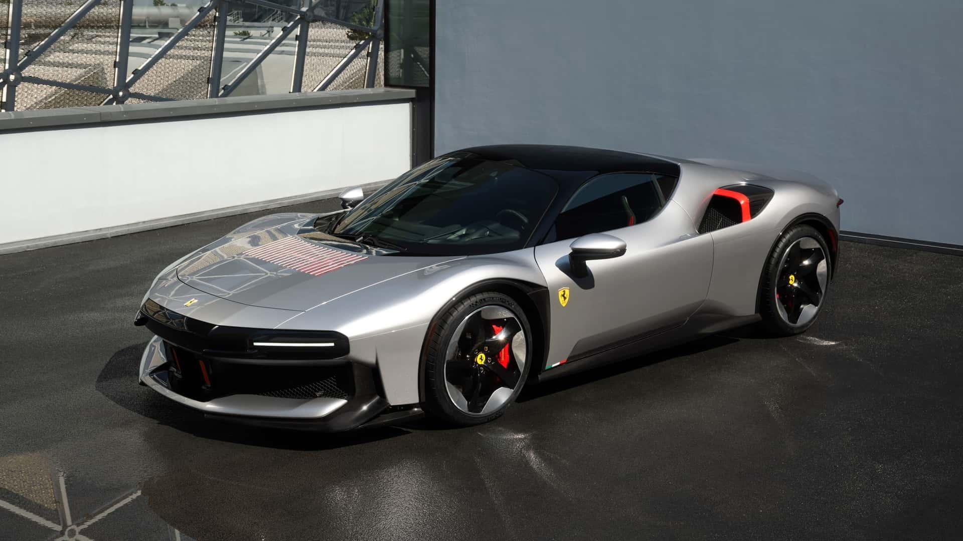 خودرو اسپرت فراری (Ferrari) CZ26 با رنگ نقره‌ای در فضای باز