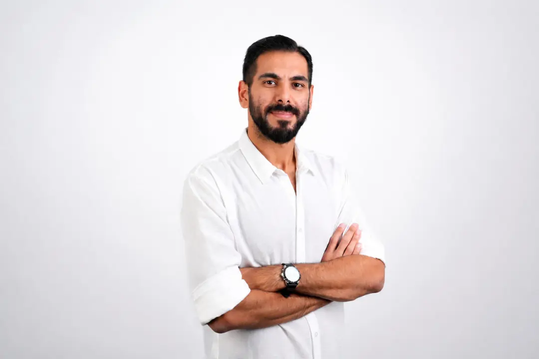 مردی با پیراهن سفید در پس‌زمینه ساده برای گزارش فروش اکالا 
