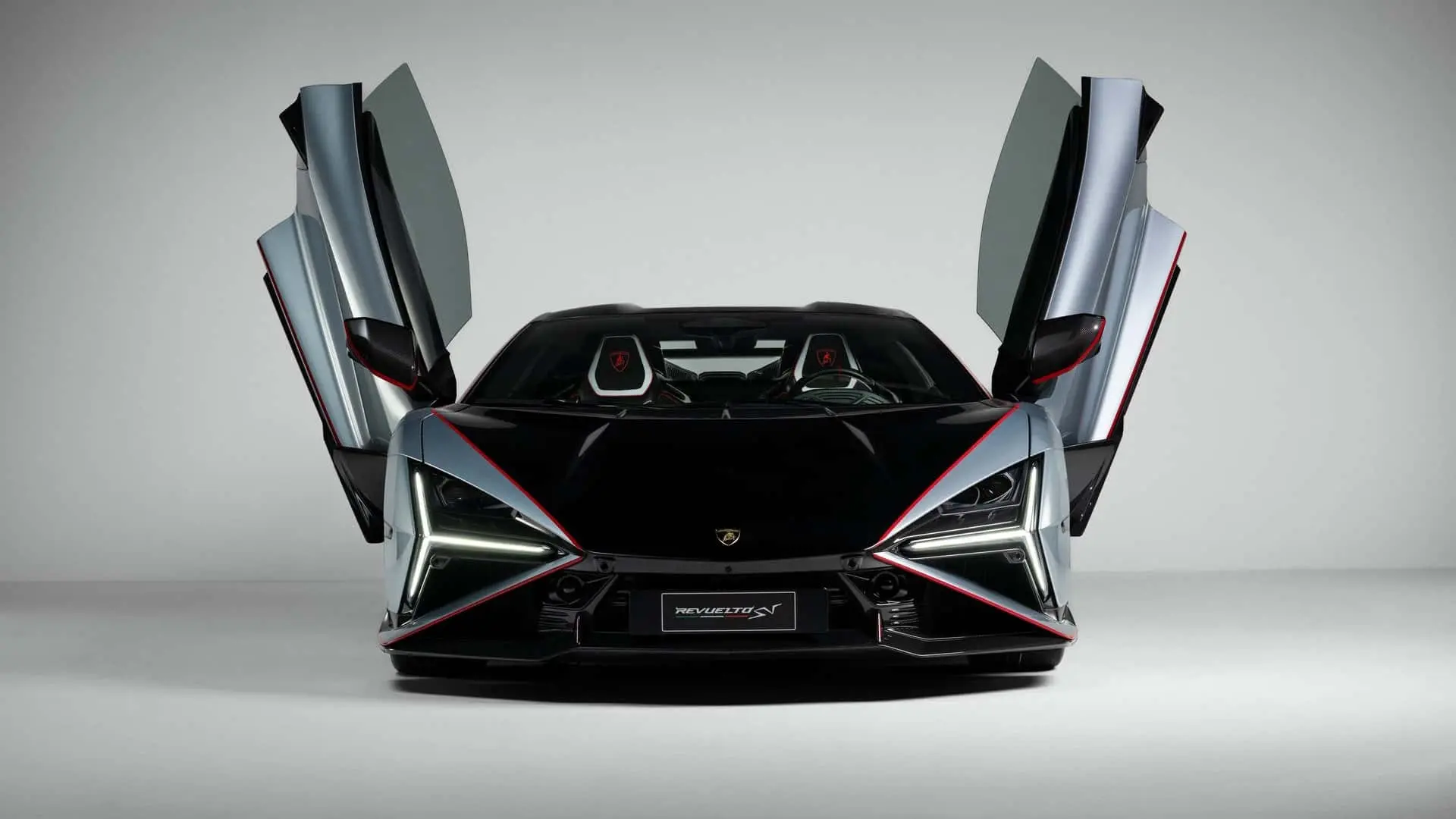 لامبورگینی روئلتو (Lamborghini Revuelto) با درهای بال‌مانند باز در استودیو