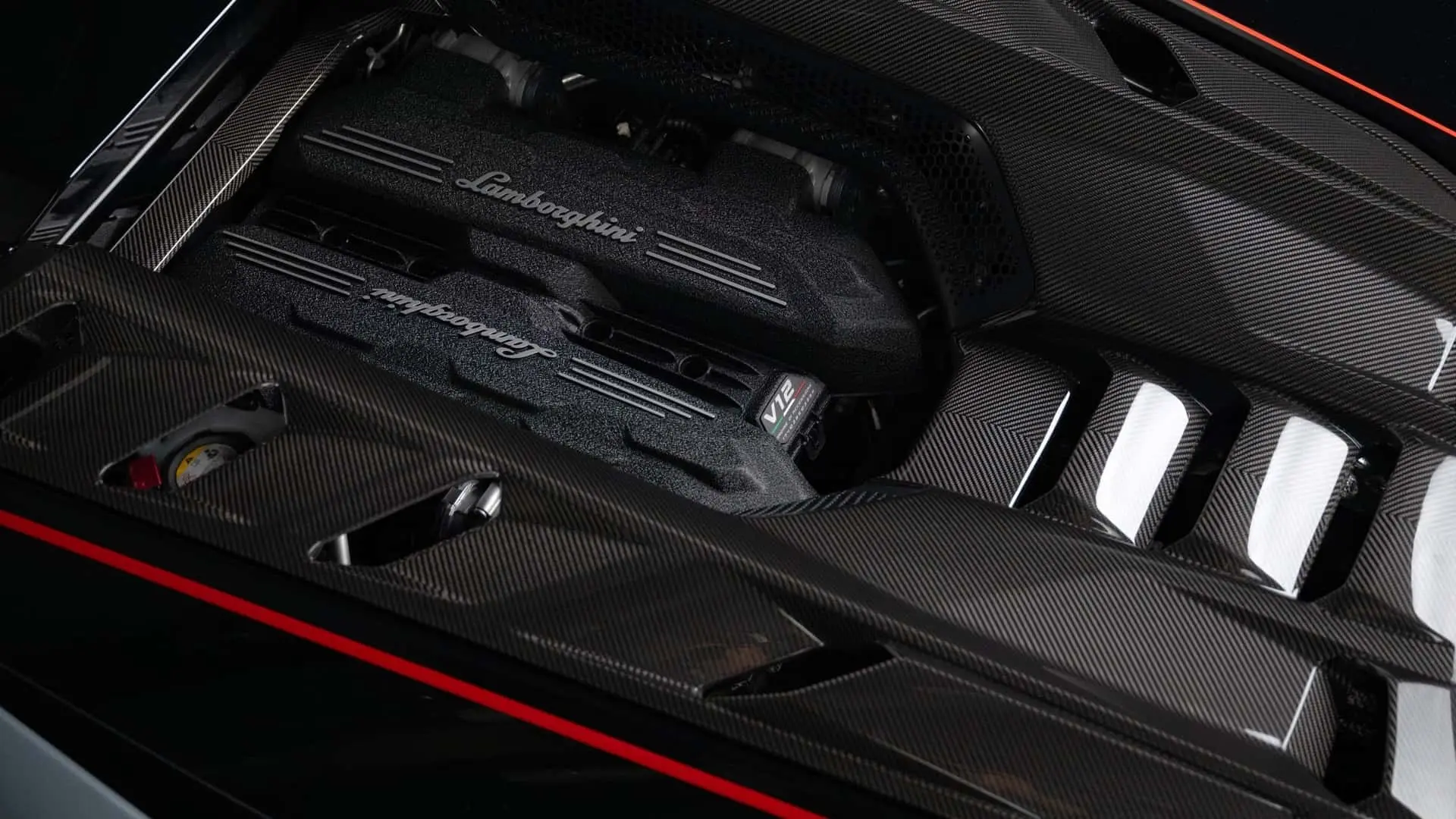 موتور ۱۲ سیلندر (V12) خودروی لامبورگینی (Lamborghini) روئلتو SV زیر پوشش فیبر کربن