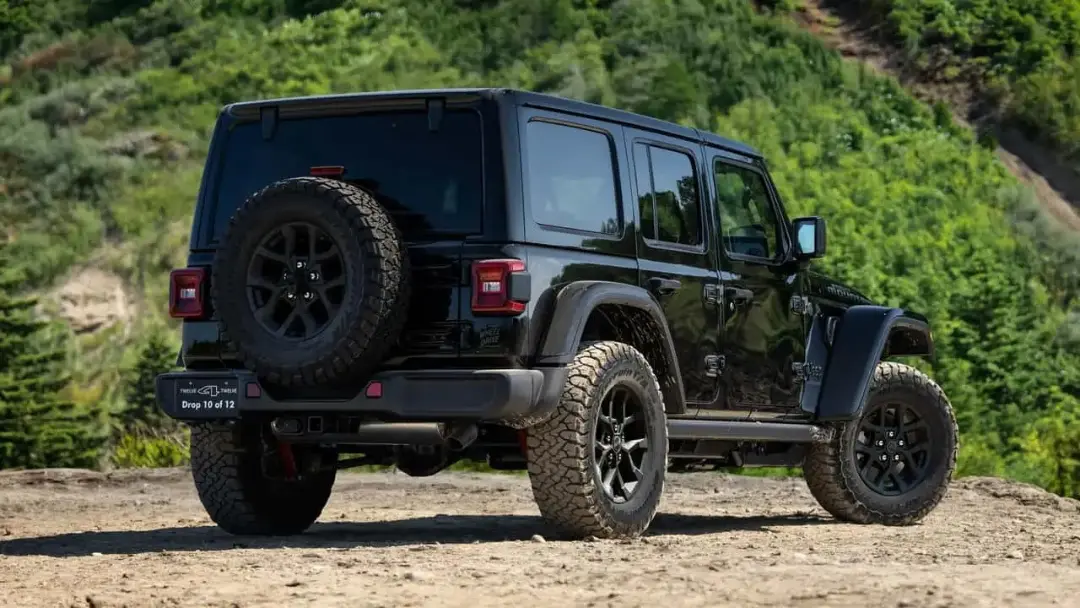خودروی تمام‌مشکی جیپ رانگلر (Jeep Wrangler) مدل ۲۰۲۷ در مسیر آفرود