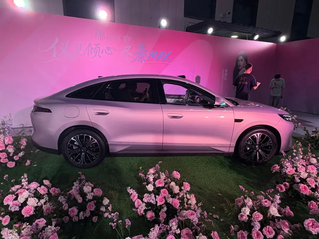 خودرو برقی بی‌وای‌دی (BYD Qin Max EV) با رنگ صورتی در نمایشگاه