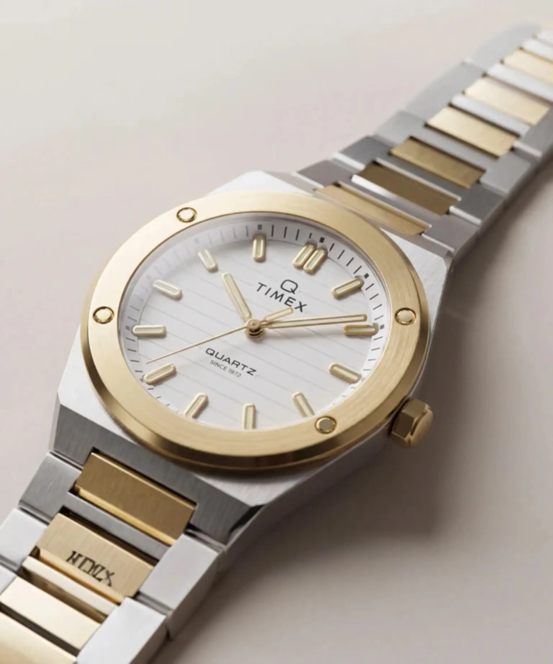 ساعت مچی تایمکس (Timex) مدل ماربلا با صفحه سفید و بند دو رنگ