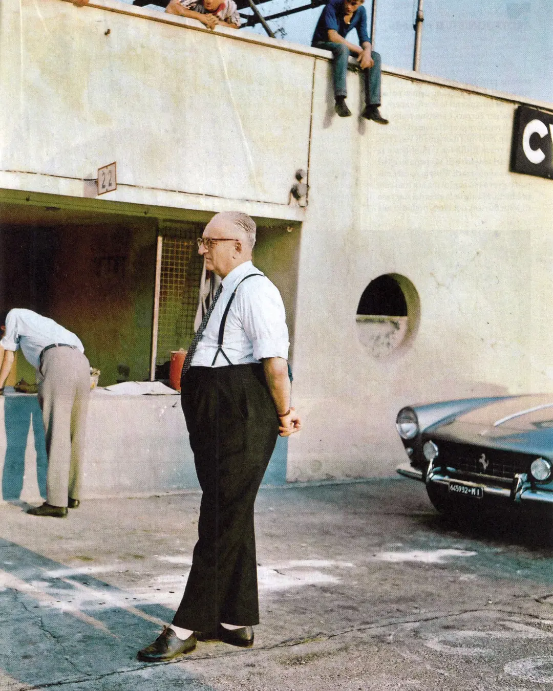 انزو فراری (Enzo Ferrari) در محوطه پیست اتودرومو نازیوناله مونزا