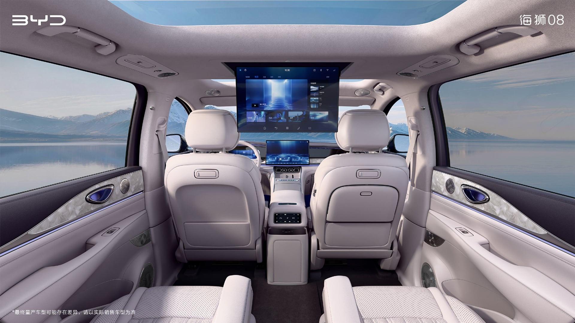 نمای داخلی و صندلیهای سفید خودروی BYD Sealion 08 با نمایشگر بزرگ