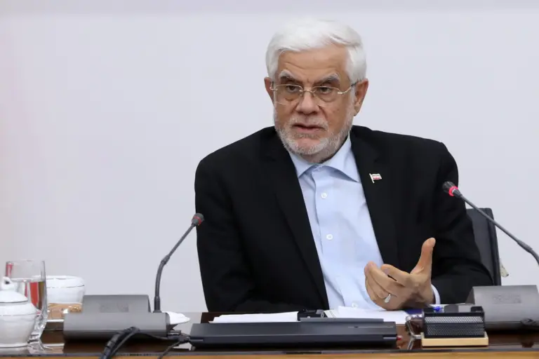 عارف: شوراهای عالی بهجای سیاستگذاری، در امور اجرایی و حتی
انتخاب رئیس یک دانشگاه دخالت میکنند
