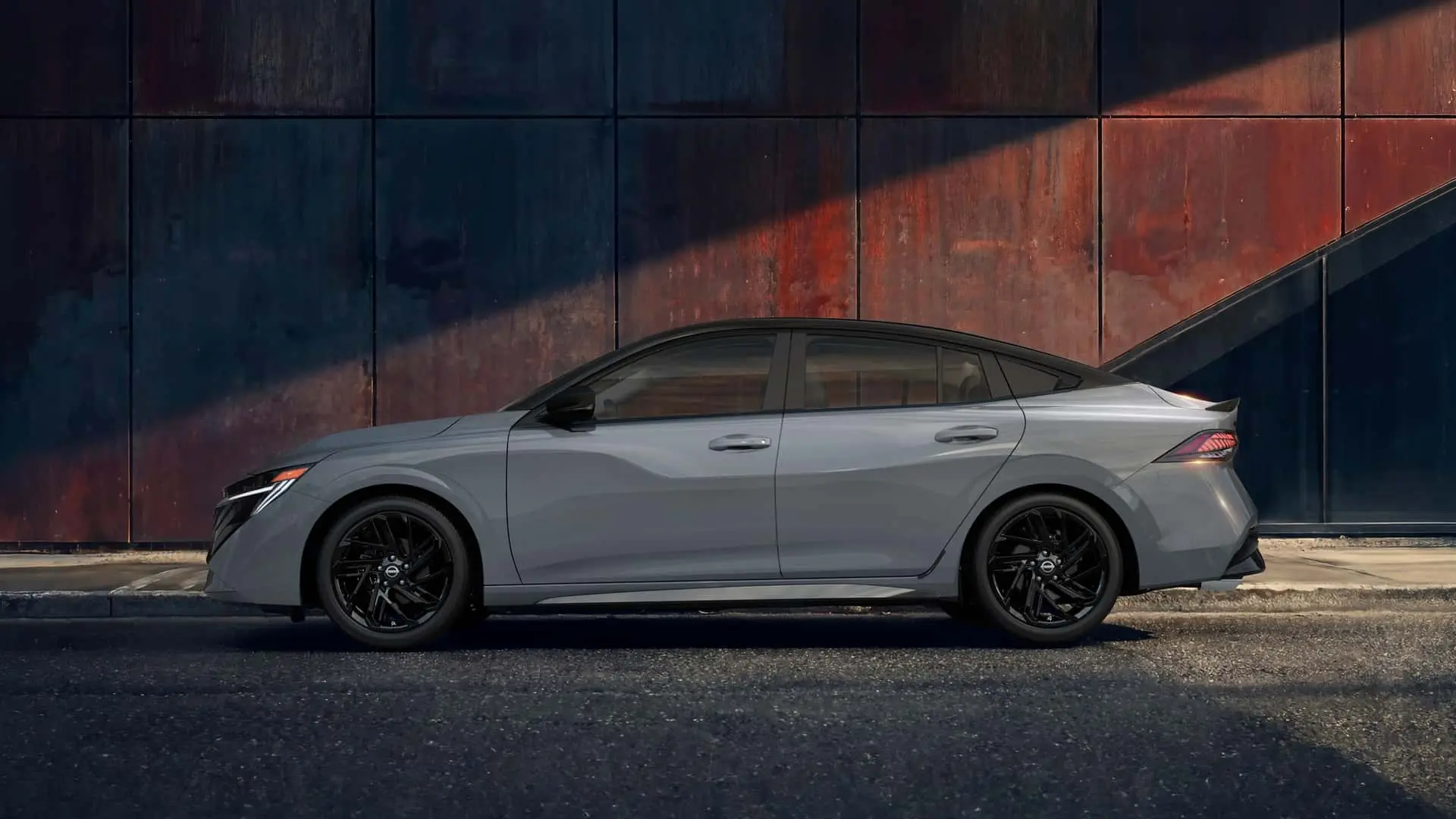 خودرو نیسان سنترا (Nissan Sentra) ۲۰۲۷ با رنگ نقره‌ای در نمای جانبی