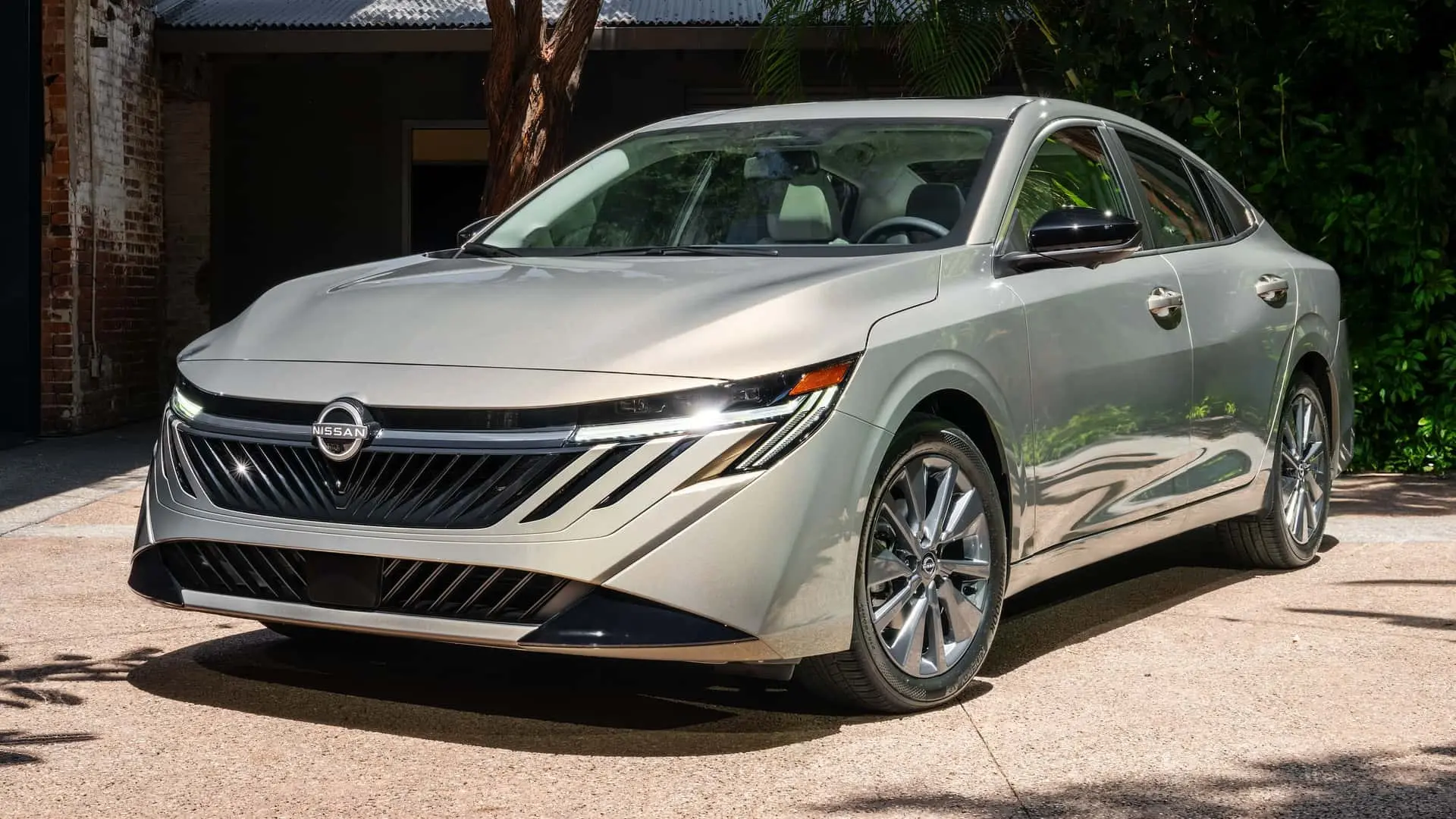خودرو نیسان سنترا (Nissan Sentra) ۲۰۲۷ با طراحی بدنه نقرهای در فضای باز