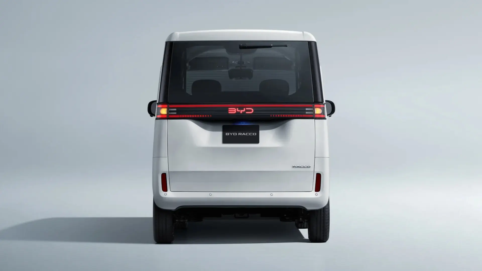 نمای عقب خودرو شهری بی‌وایدی (BYD) با چراغ‌های قرمز کشیده