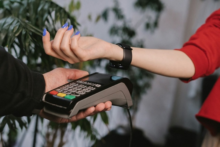 والمارت بالاخره تسلیم شد؛ Google Pay به فروشگاههای این شرکت میآید