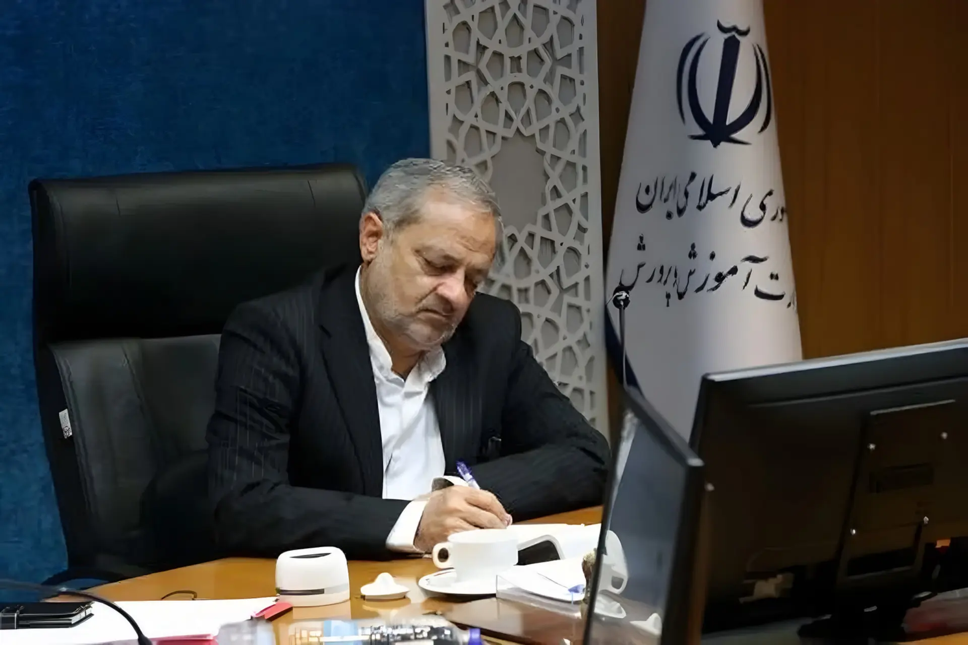 وزیر آموزشوپرورش: کلاسهای درس از اول مهر به صورت حضوری
برگزار میشود