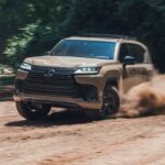 پشت فرمان لکسوس LX۷۰۰h اورتریل / ترکیب تجمل با قابلیت‌های آفرود