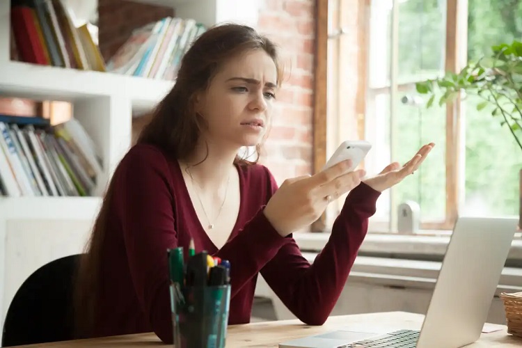 چگونه تماس‌های کلاهبرداری با هوش مصنوعی را در چند ثانیه تشخیص دهیم؟