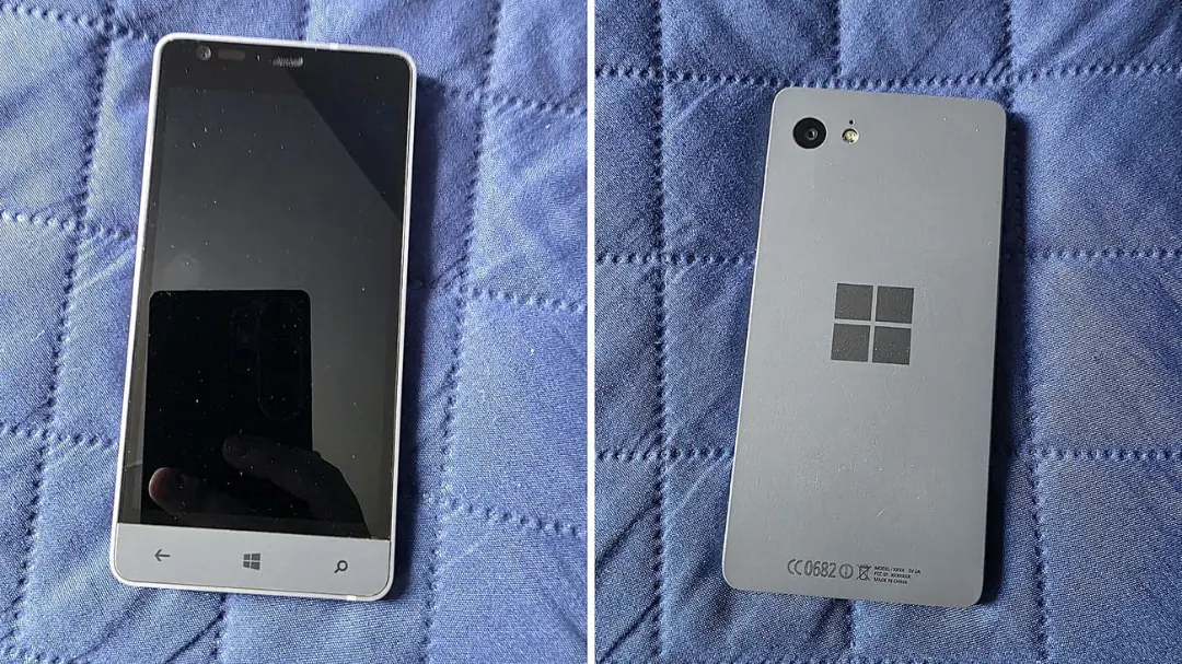 گوشی سرفیس فون (Surface Phone) با نمایشگر سیاه و بدنه خاکستری