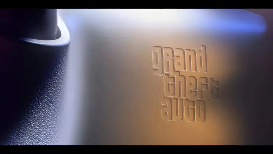 لوگوی بازی Grand Theft Auto (GTA) حک شده روی بدنه کنسول یا دسته بازی