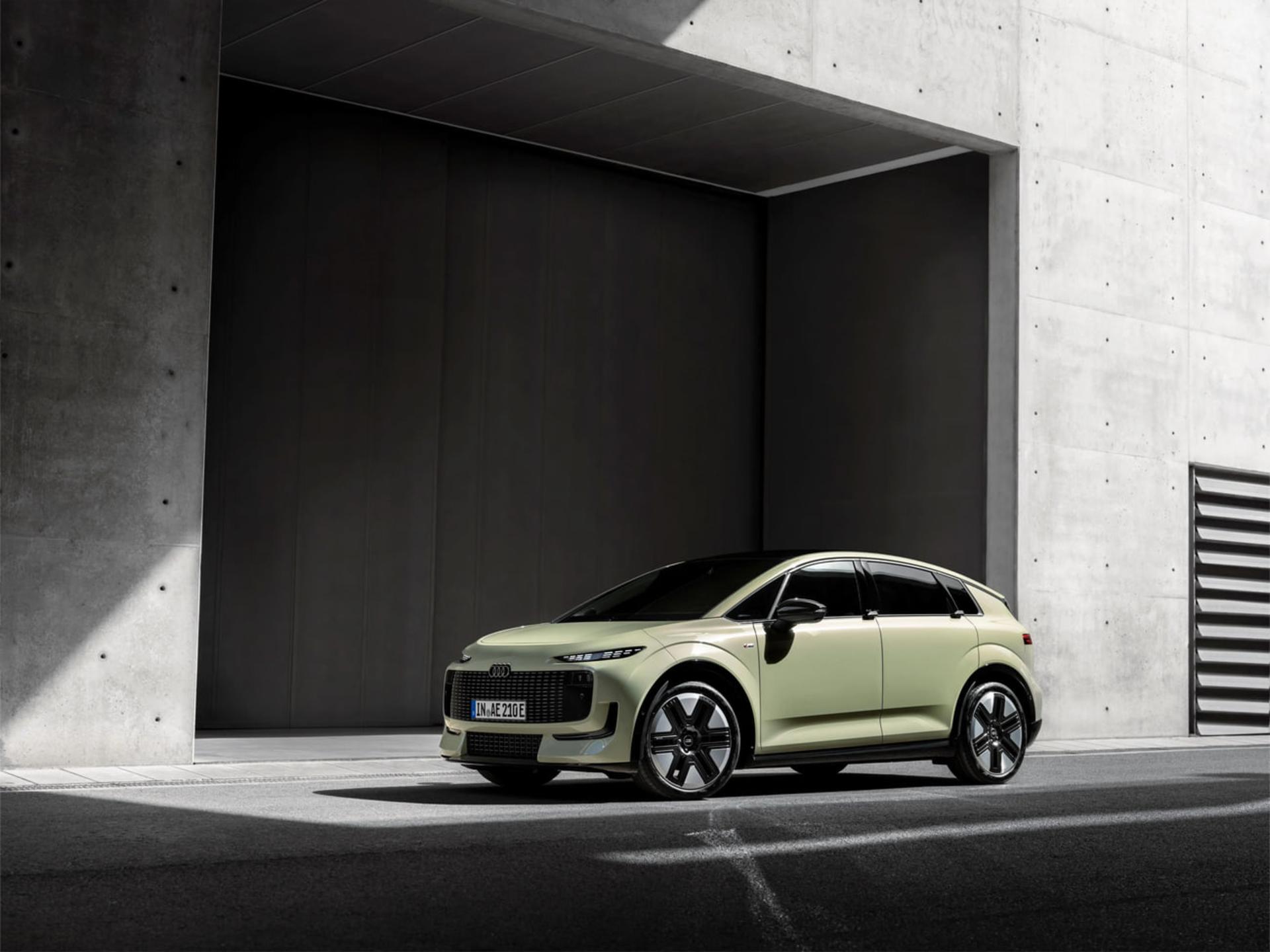 خودروی برقی آئودی A2 (Audi A2) در فضای معماری مدرن