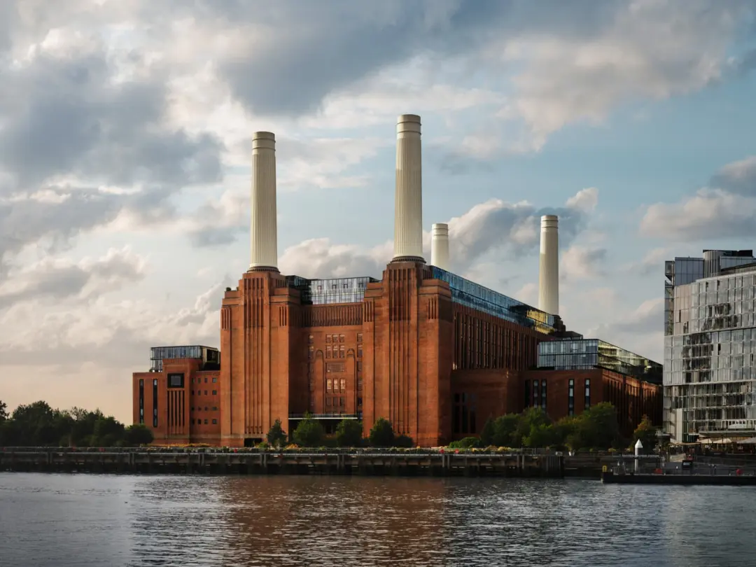 ساختمان قدیمی نیروگاه باترسی (Battersea Power Station) در کنار رودخانه تیمز