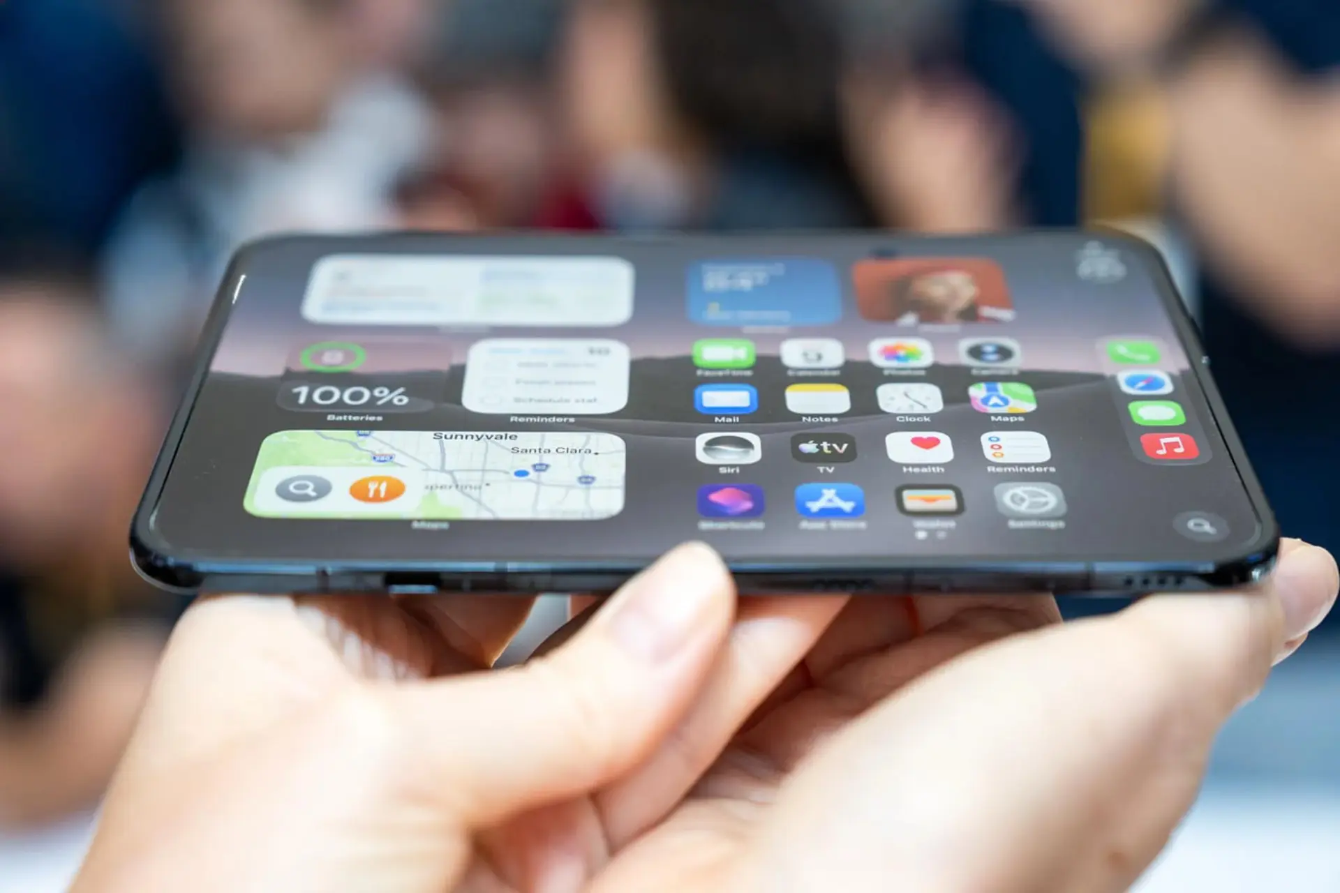 گوشی تاشو آیفون دوئو (iPhone Duo) با نمایشگر خمیده و آیکون‌های iOS