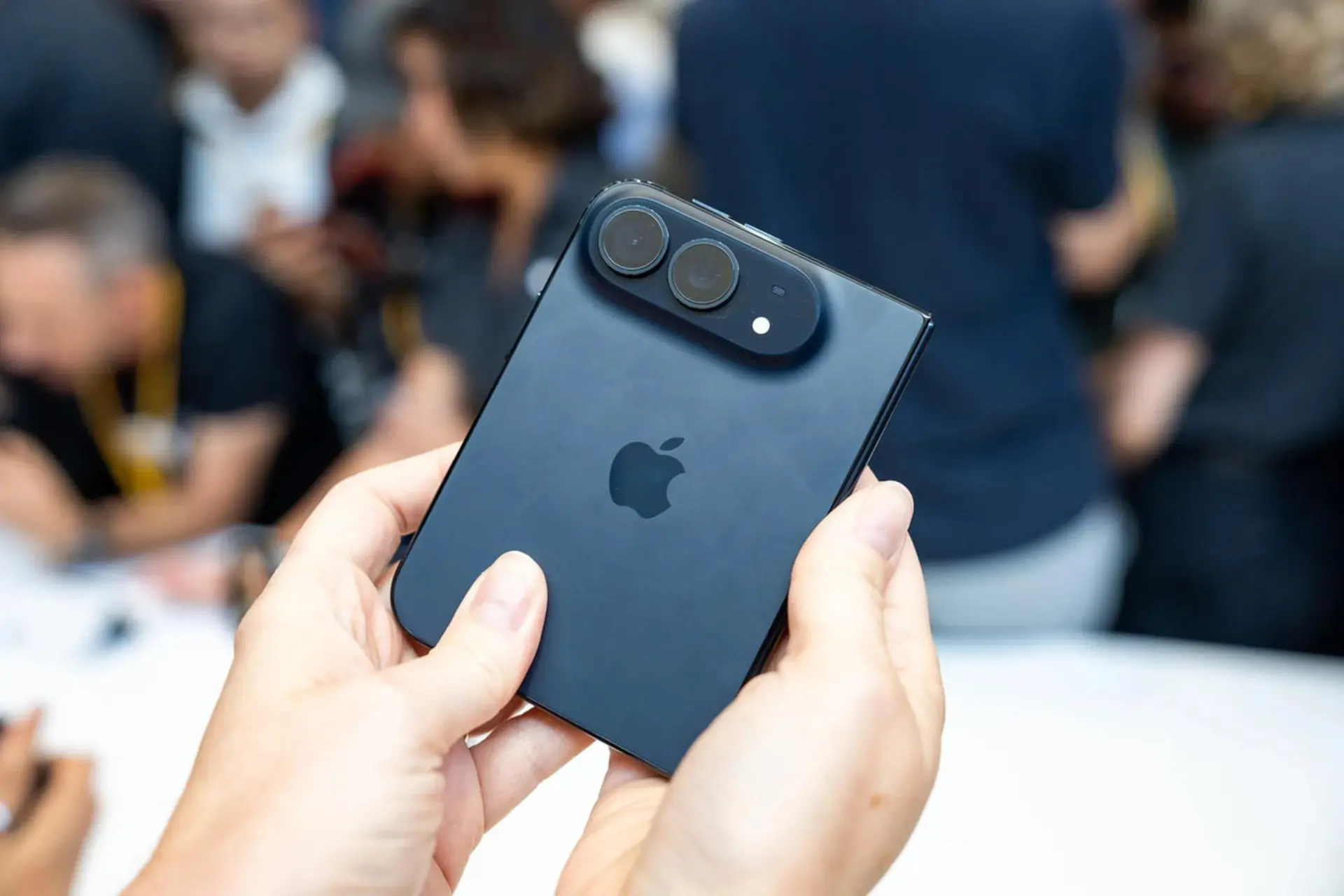 گوشی تاشو آیفون دوئو (iPhone Duo) با دوربین‌های بزرگ در دست کاربر