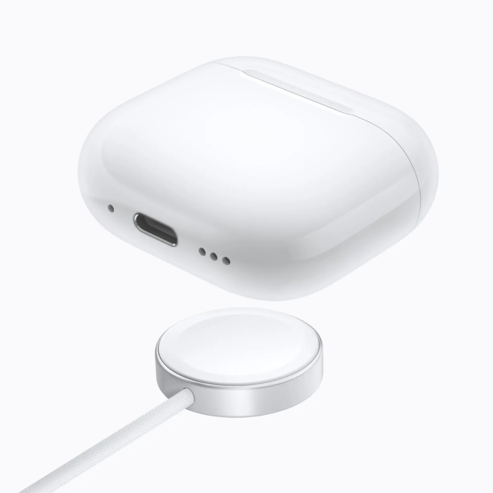 کیس شارژ سفید ایرپاد ۵ (AirPods 5) در کنار شارژر وایرلس